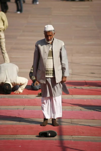 Άνδρες στιγμή προσευχή στο jama masjid, Δελχί, Ινδία — Φωτογραφία Αρχείου
