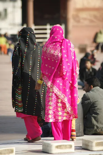 Mulheres em saris coloridos em Jama Masjid, Delhi, Índia — Fotografia de Stock