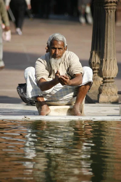 Old man performing ablution at Jama Masjid, Delhi, India — Stockfoto