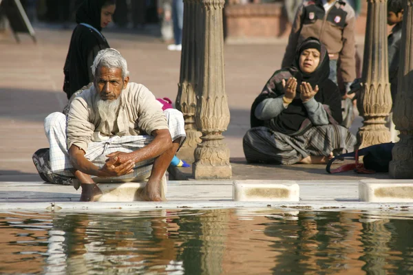 Alter mann wäscht sich bei jama masjid, delhi, indien — Stockfoto
