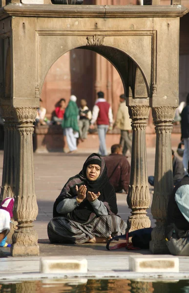 Γυναίκα προσεύχεται στο jama masjid, Δελχί, Ινδία — Φωτογραφία Αρχείου