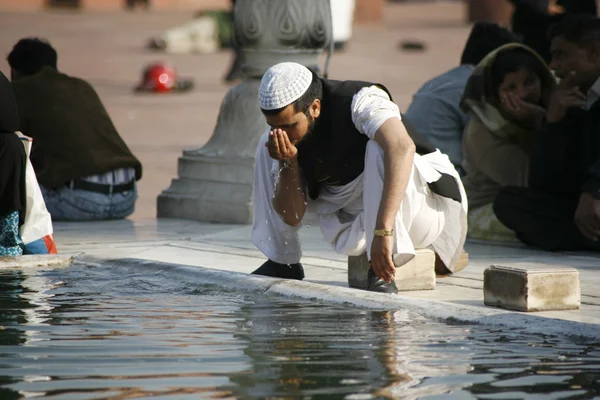 Muslimský muž provádějící umývání v jama masjid, Dillí, Indie — Stock fotografie