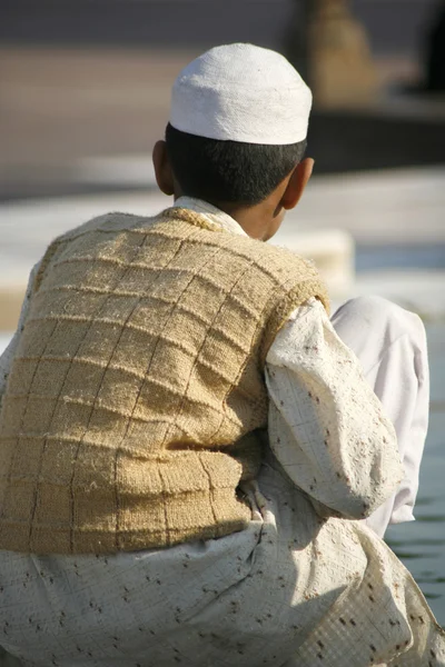 Muszlim fiú, a jama masjid, delhi, india — Stock Fotó