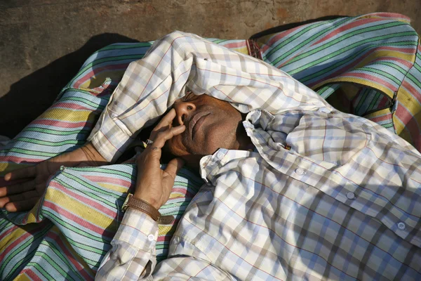 Adam uyuyan, delhi, Hindistan — Stok fotoğraf