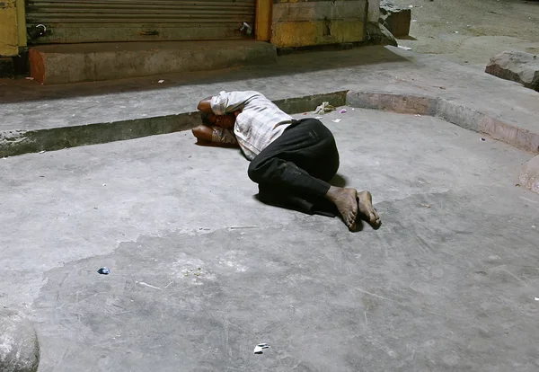 Ifjúsági alszik a gyalogút, delhi, india — Stock Fotó