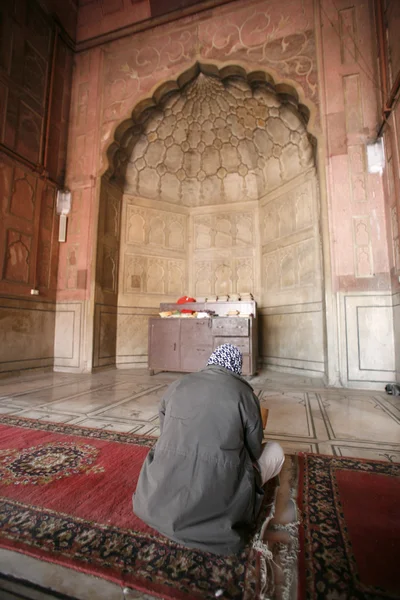 Muž v době modlitby v jama masjid, Dillí, Indie — Stock fotografie