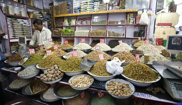 Torkad frukt och nötter marknaden i delhi, Indien — Stockfoto