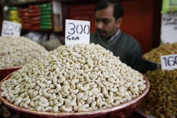 Cashewnötter på displayen i spice market, delhi, Indien — Stockfoto