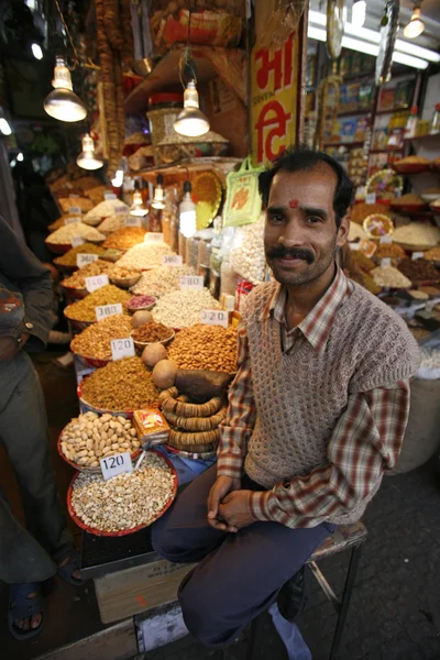 Vendedor de frutas secas sorridentes em delhi, Índia — Fotografia de Stock