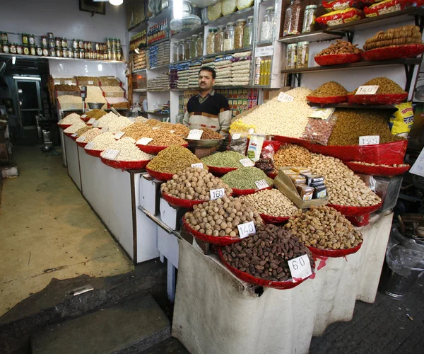 Kurutulmuş meyve ve fındık piyasası Delhi, Hindistan — Stok fotoğraf