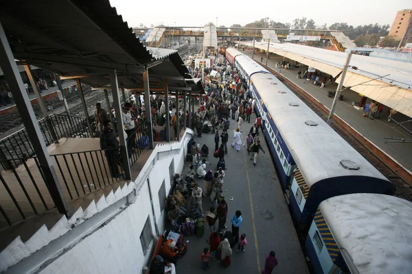Concurrida nueva estación de tren de Delhi, Delhi, India — Foto de Stock