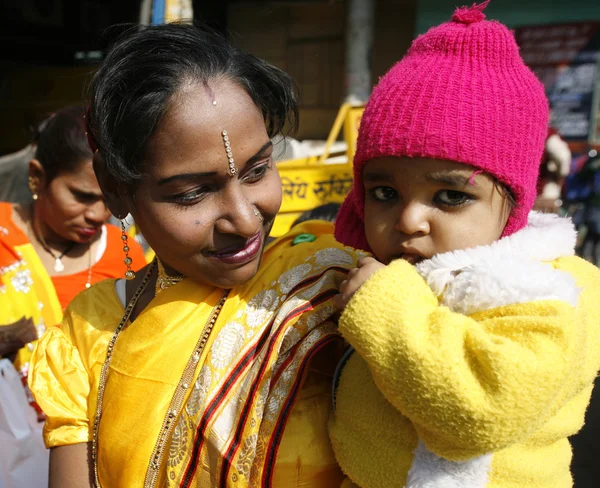 Mor och spädbarn poserar i gatorna i delhi, Indien — Stockfoto