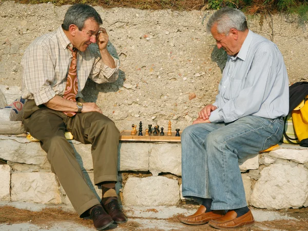 Старики играют в шахматы — стоковое фото