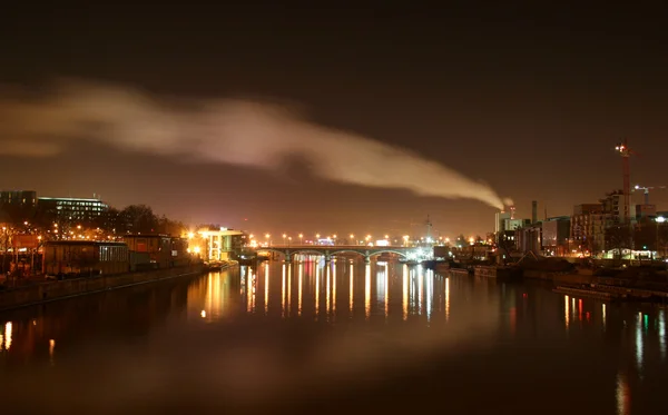 巴黎-城市线与工厂烟囱黑烟在天空中 — 图库照片
