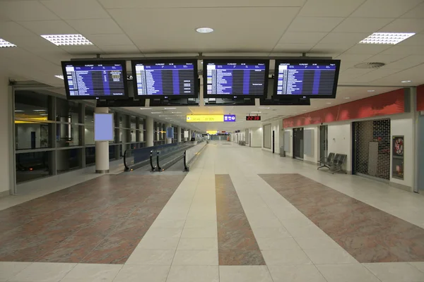 Bilboard dans le hall de l'aéroport international — Photo