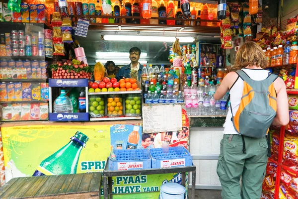 Индийский магазин снаружи — стоковое фото