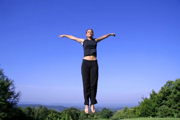 Здорова молода жінка стрибає з радістю — стокове фото