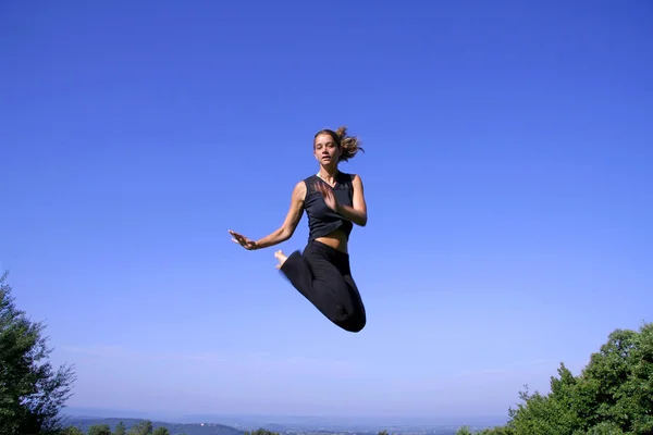 Здоровая молодая женщина, прыгающая от радости — стоковое фото