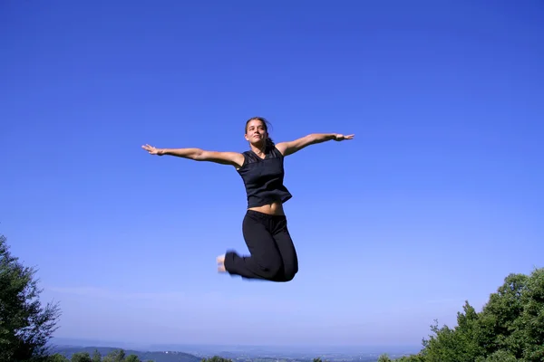 Здоровая молодая женщина, прыгающая от радости — стоковое фото