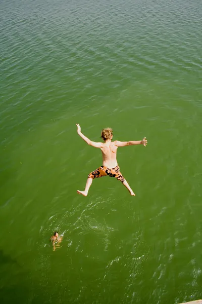 Kid springen in het water — Stockfoto