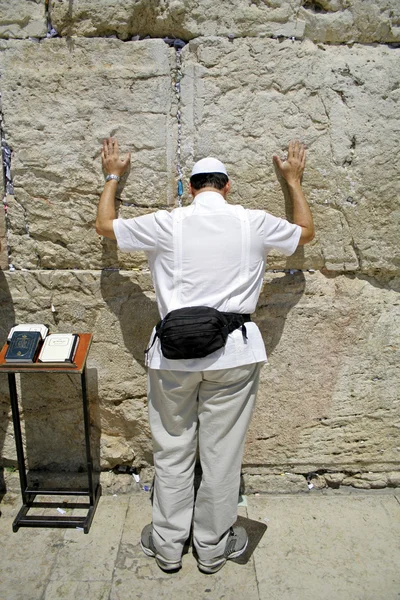 American jew pilgrim at the wailing western wall, jerusalem, israel — Stock Photo, Image