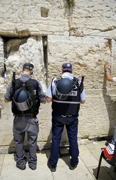 Oficiales de policía rezando en el muro occidental, jerusalem, israel — Foto de Stock