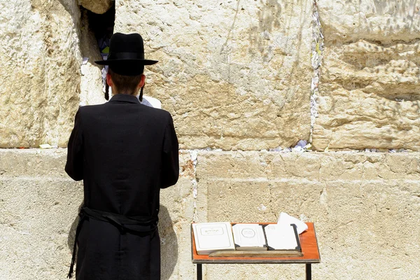 Jovem judeu hasídico na parede ocidental lamentando, jerusalem, israel — Fotografia de Stock
