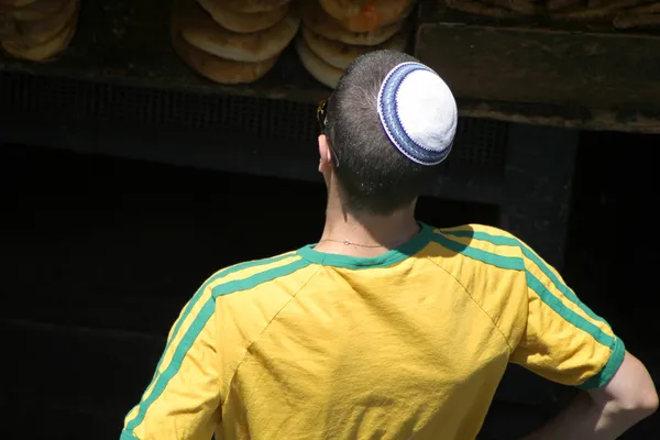 Młody człowiek sobie żydowskiego kippa, Jerozolima, Izrael — Zdjęcie stockowe