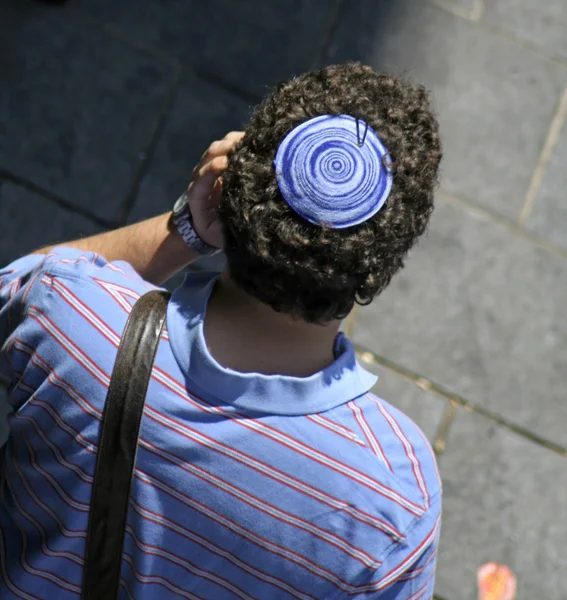 Мужчина в еврейской киппе, Джерси, Исраэль — стоковое фото