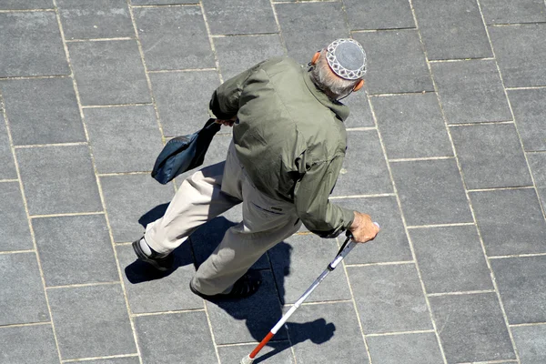 Homem velho com vara wlaking vestindo kippa judaica, jerusalem, israel — Fotografia de Stock