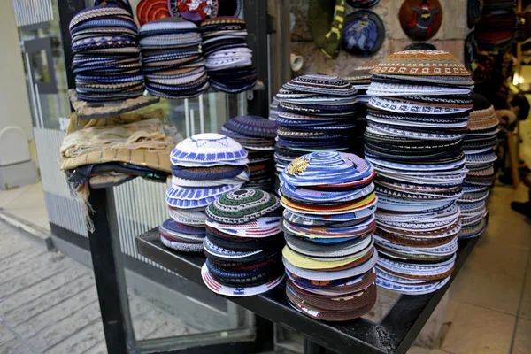 Σωρός από kippas εκτίθενται στο κατάστημα μπροστά, Ιερουσαλήμ — Φωτογραφία Αρχείου