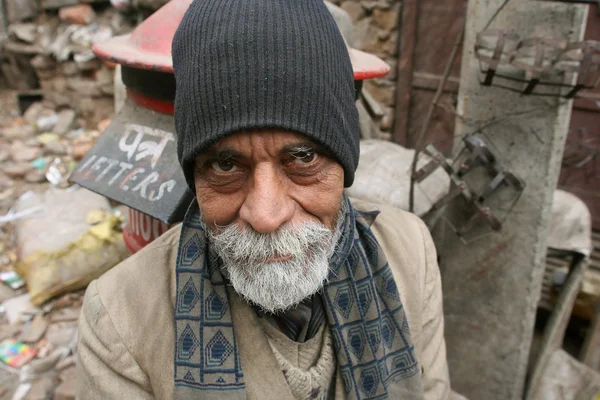 Stary brodaty mężczyzna na ulicy, delhi, Indie — Zdjęcie stockowe
