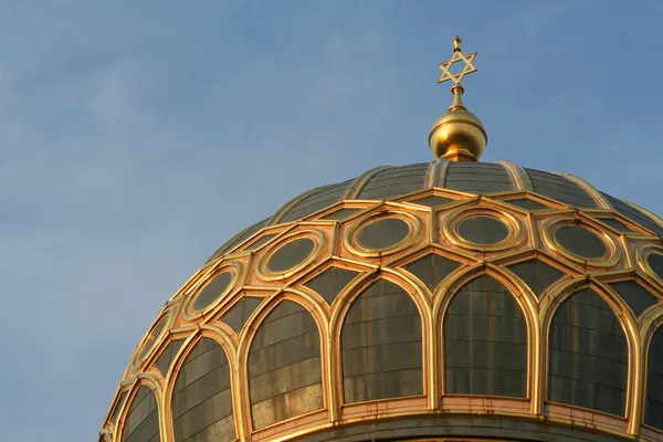 Étoile de David au sommet de la synagogue à Berlin, Allemagne — Photo