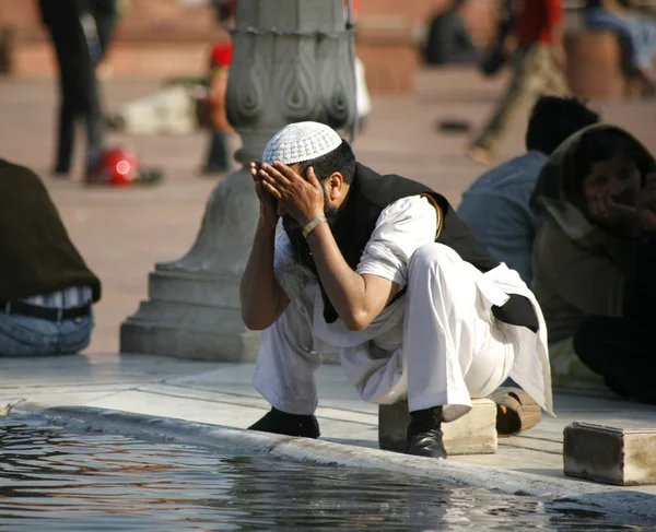 Homem muçulmano realizando ablução em Jama Masjid, Delhi, Índia — Fotografia de Stock