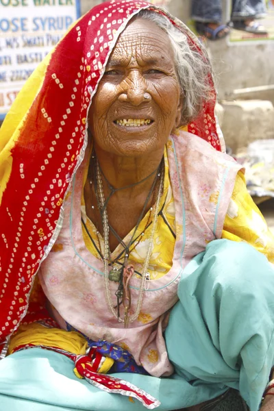 Traditionelle rajasthani Frau auf der Straße Verkauf von Rosensirup während der an — Stockfoto