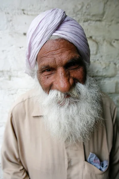 Velho hindu com longa barba branca — Fotografia de Stock