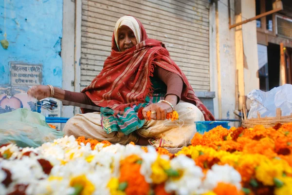 Woman threading garlands — Stock Photo, Image