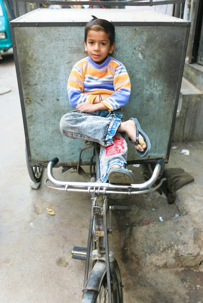 Menino pequeno em reboque de bicicleta — Fotografia de Stock