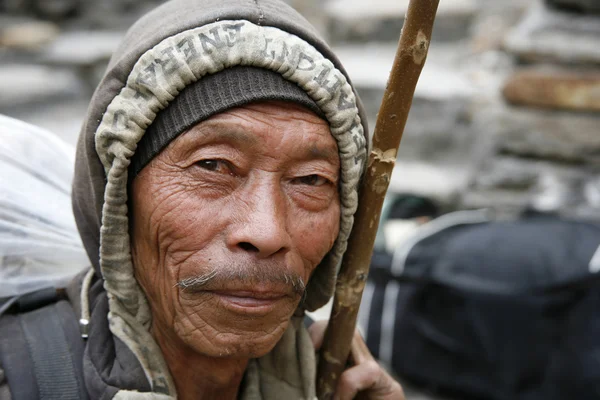 Porträtt av gamla nepali man med käpp, annapurna, nepal — Stockfoto