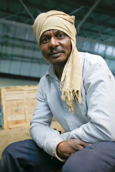 Προσωπογραφία άνδρα εργαζόμενο με μαντίλα στο σιδηροδρομικό σταθμό — Φωτογραφία Αρχείου