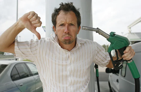 Man bij de benzinepomp — Stockfoto