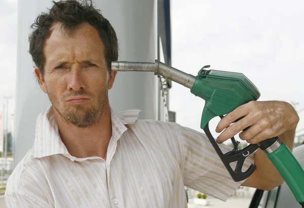 Uomo alla pompa di benzina — Foto Stock