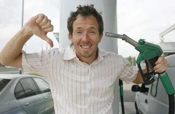 Man bij de benzinepomp — Stockfoto