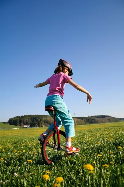 Tek tekerlekli sirk bisikletine binme — Stok fotoğraf