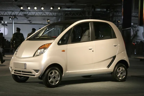 Nuevo coche Tata "Nano" en Autoexpo en Delhi, India —  Fotos de Stock