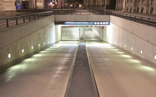 Entrada para parque de estacionamento subterrâneo, berlin, alemanha — Fotografia de Stock