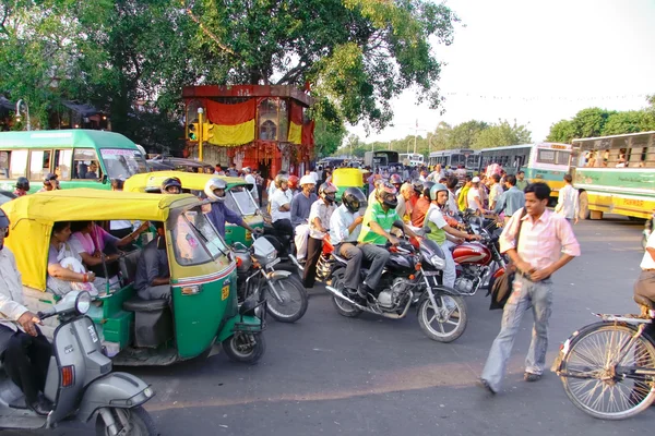 Calle llena de gente en Delhi — Foto de Stock