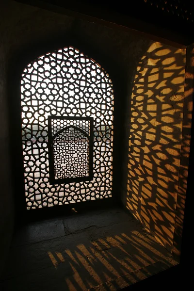 Patroon venster bij humayun graf, delhi, india — Stockfoto