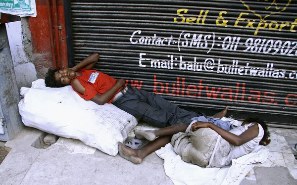 Юнаки сплять на пішохідній доріжці, Делі, Індія — стокове фото