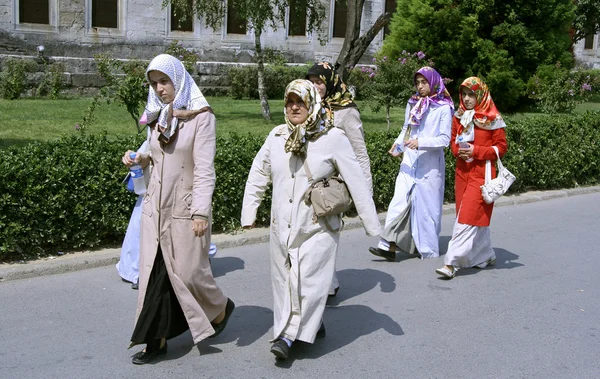 Traditionelle türkische Frauen spazieren im Park in Istanbul, Türkei — Stockfoto